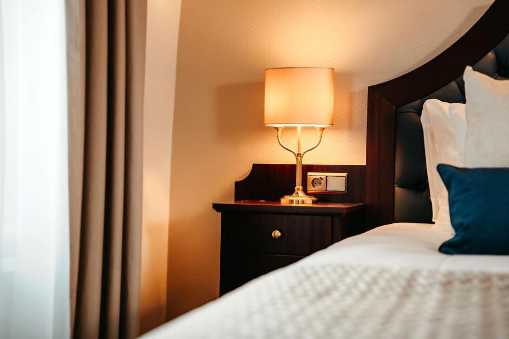 Grand Hotel Karel V Utrecht Kültér fotó A bedside table