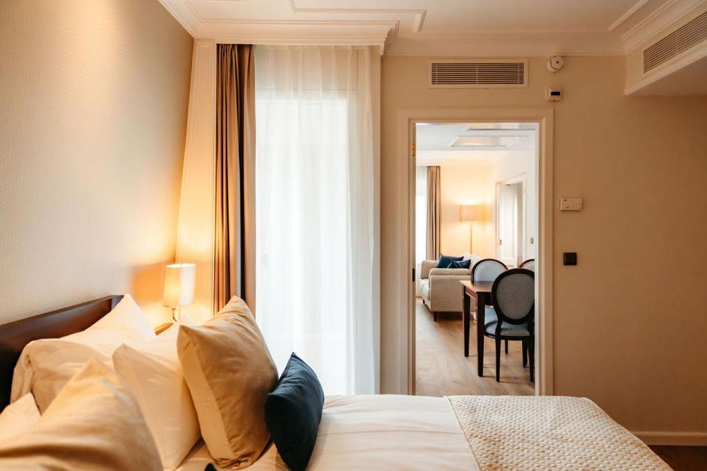 Grand Hotel Karel V Utrecht Kültér fotó A suite at the Hotel de France