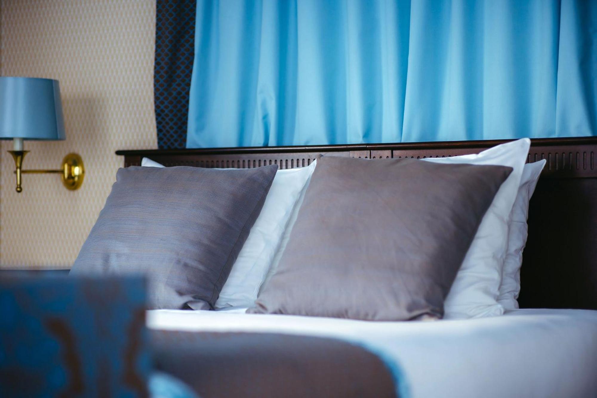 Grand Hotel Karel V Utrecht Kültér fotó Pillows on a bed