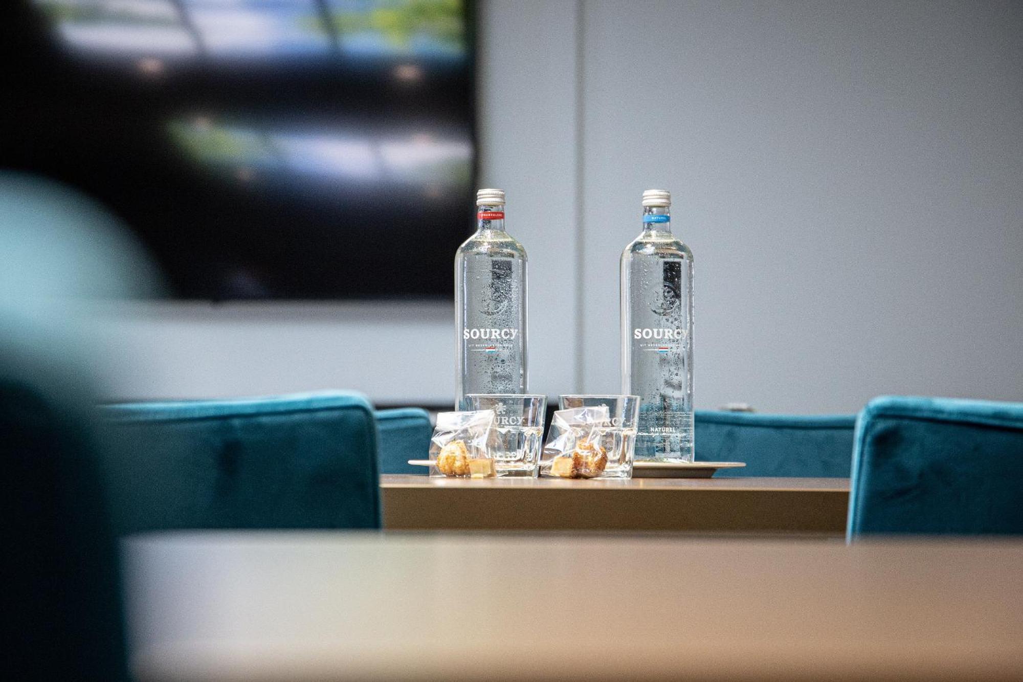 Grand Hotel Karel V Utrecht Kültér fotó Bottles of water at a meeting room