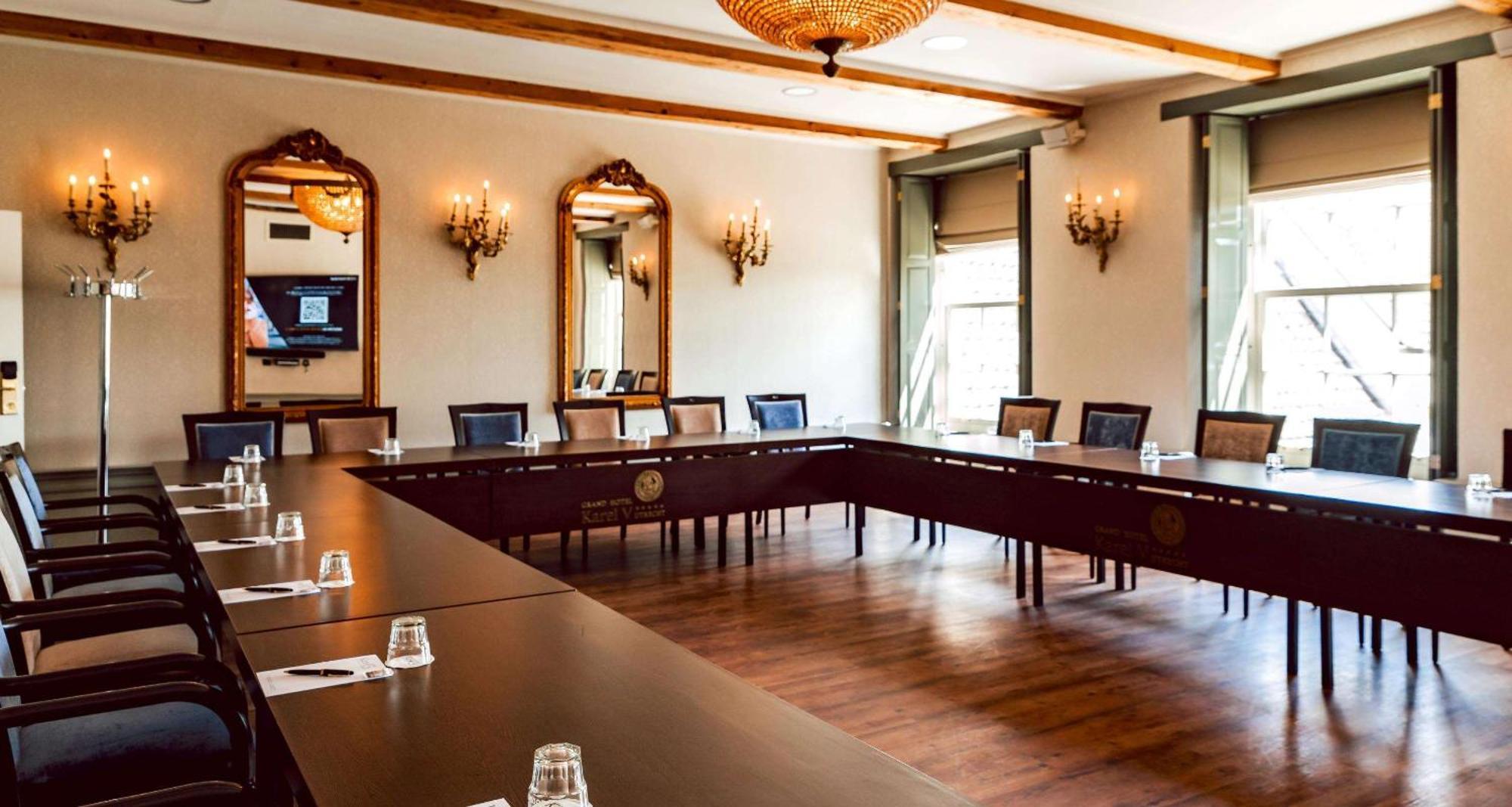 Grand Hotel Karel V Utrecht Kültér fotó The boardroom at the Royal Society