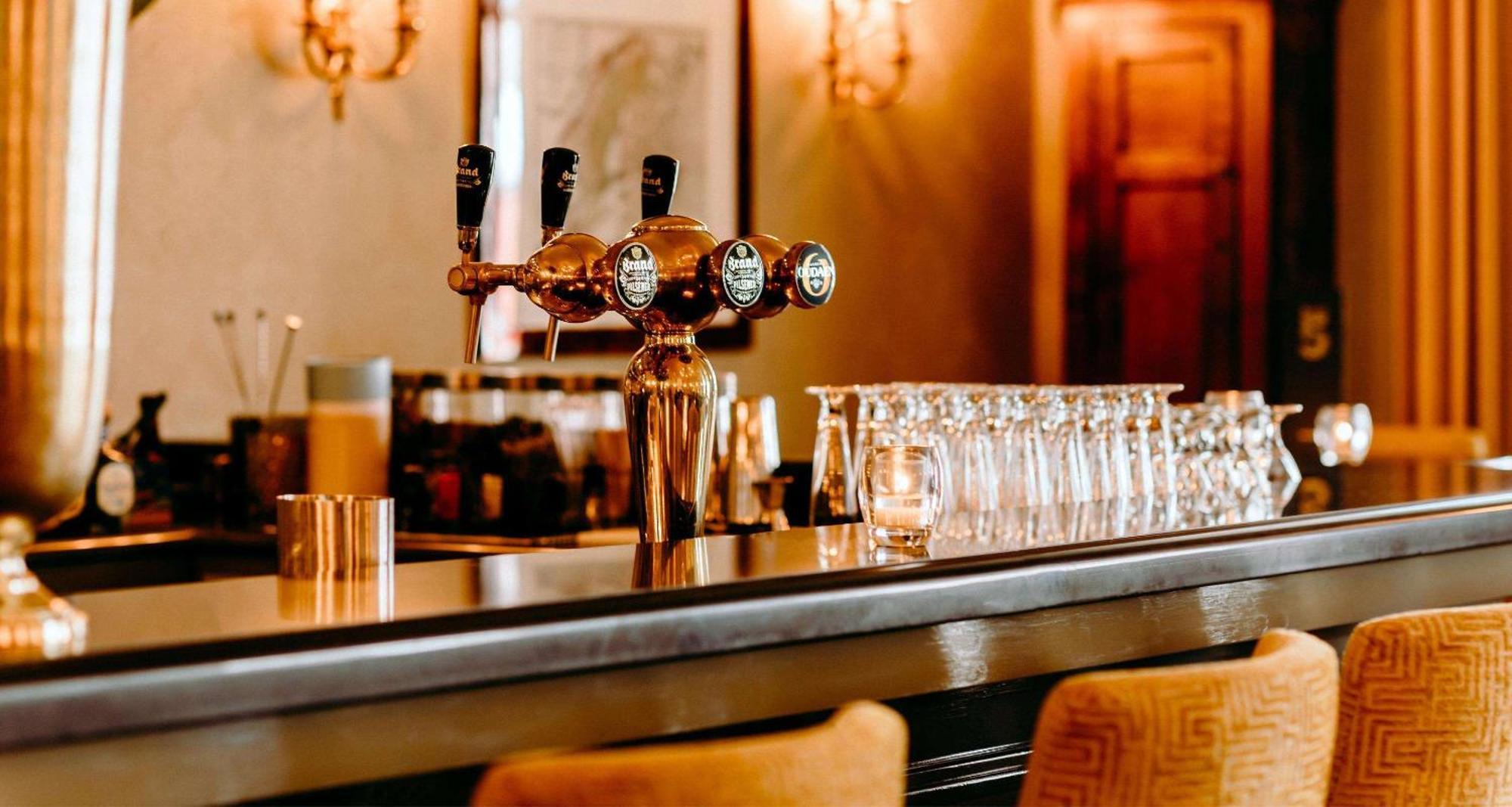 Grand Hotel Karel V Utrecht Kültér fotó Beer taps