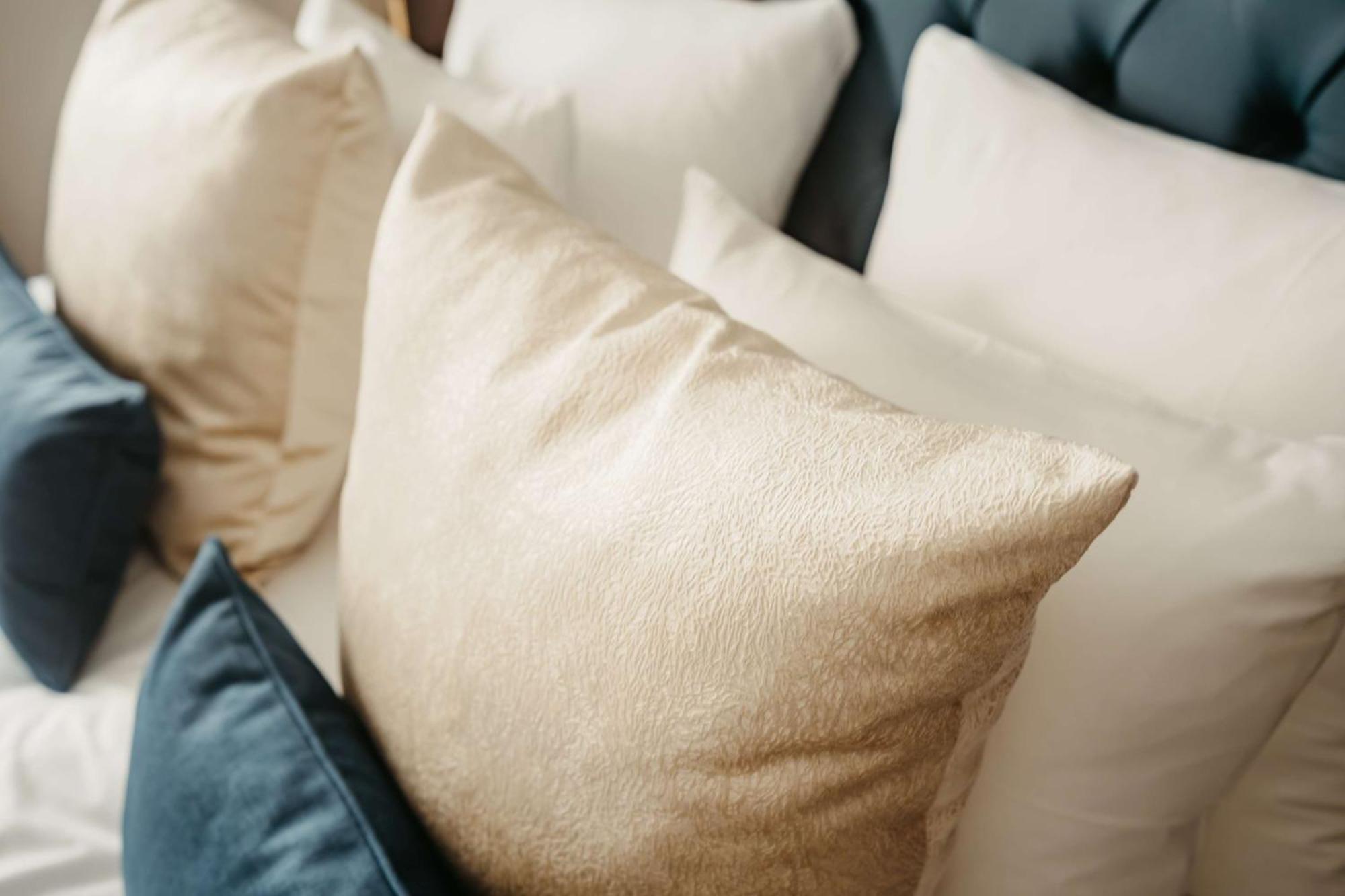 Grand Hotel Karel V Utrecht Kültér fotó Throw pillows