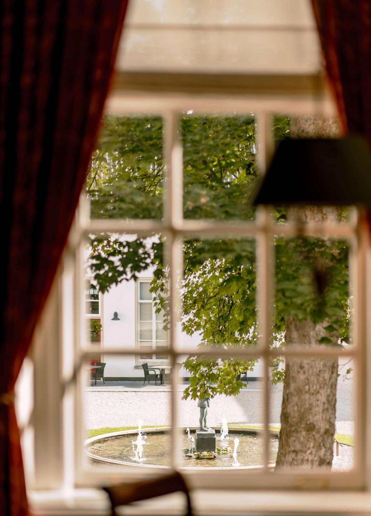 Grand Hotel Karel V Utrecht Kültér fotó A window