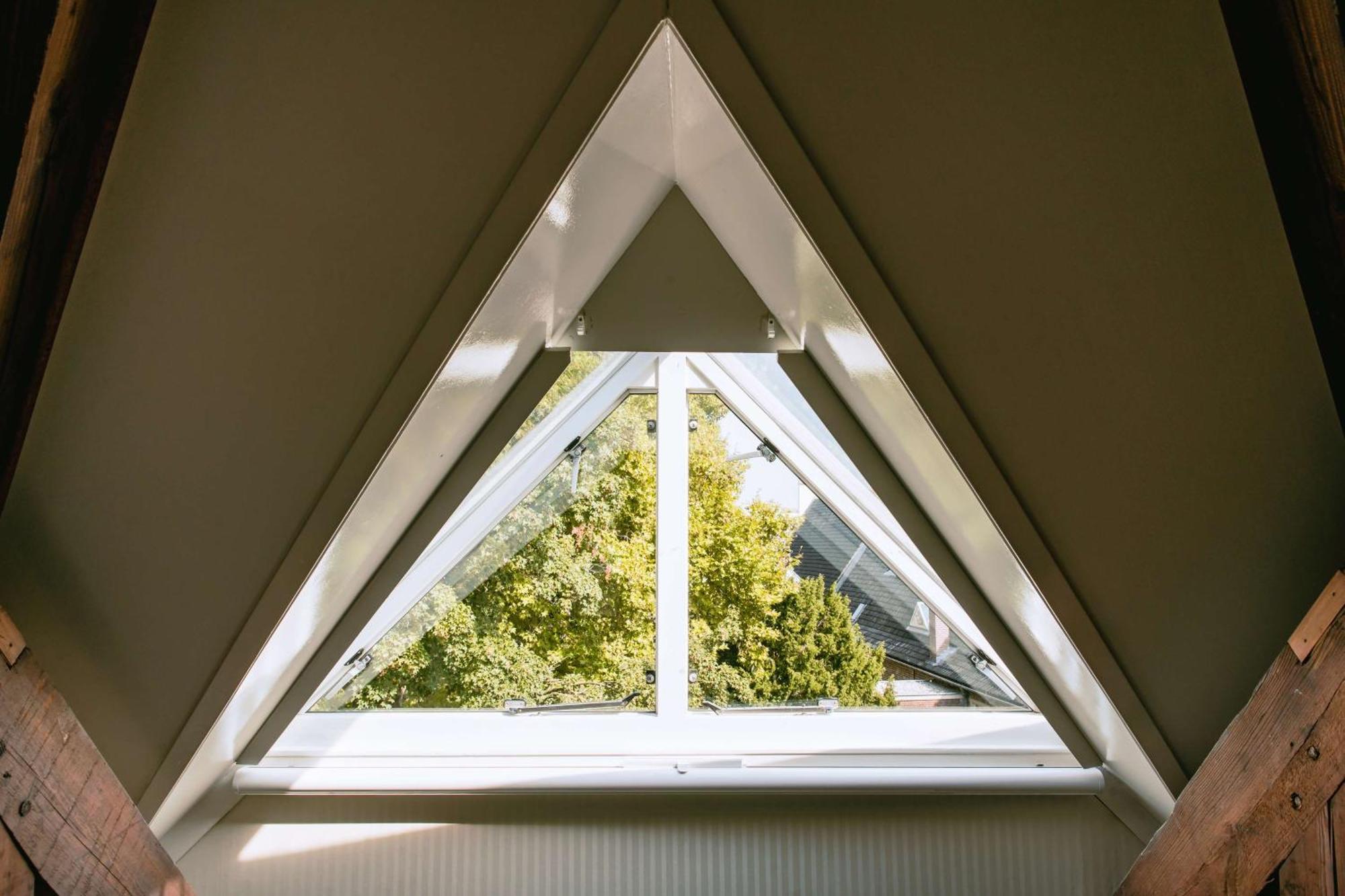 Grand Hotel Karel V Utrecht Kültér fotó A triangular window