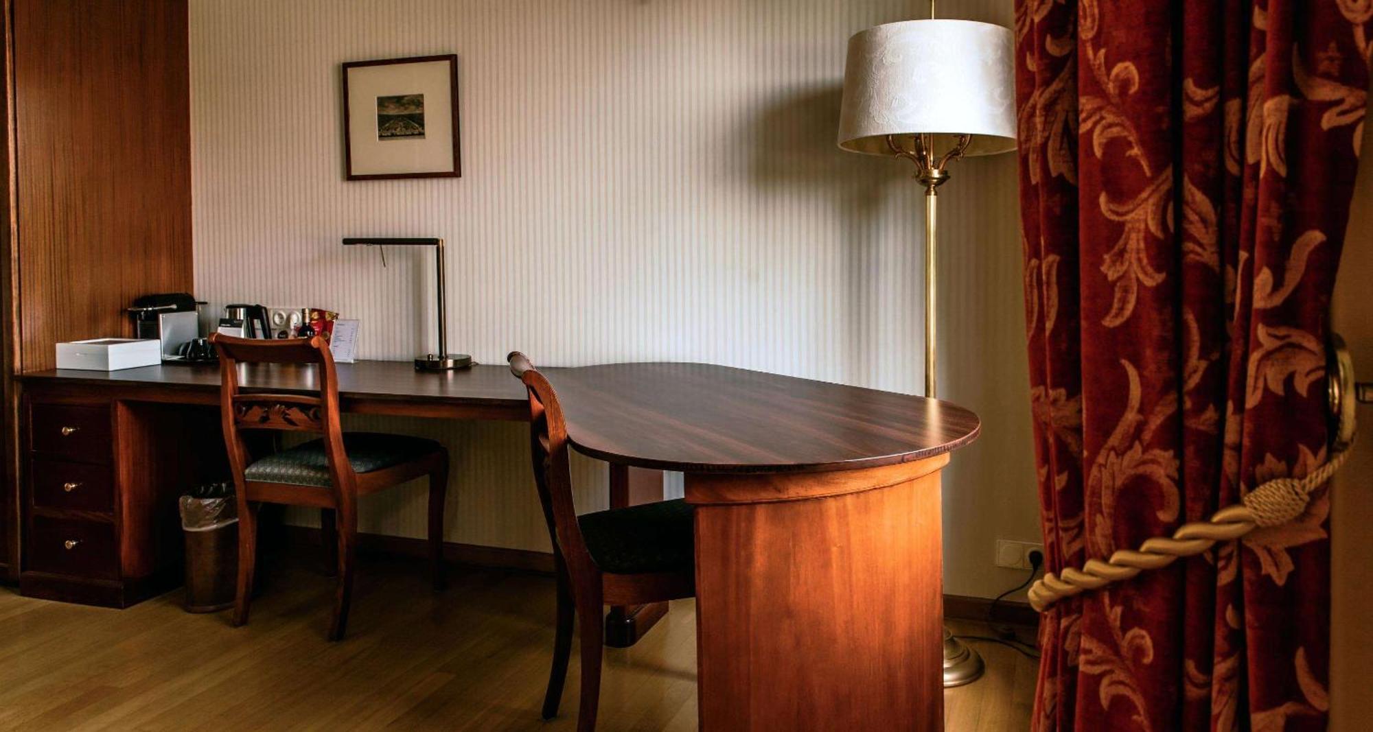 Grand Hotel Karel V Utrecht Kültér fotó A floor lamp