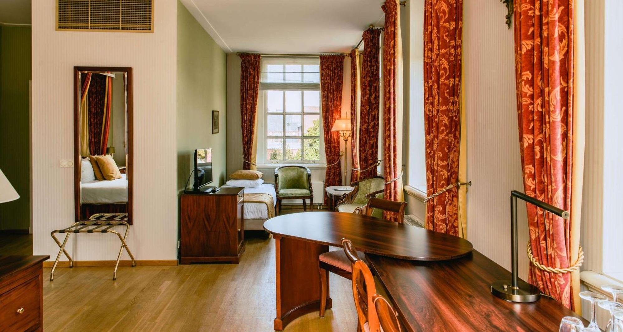 Grand Hotel Karel V Utrecht Kültér fotó A room at the hotel