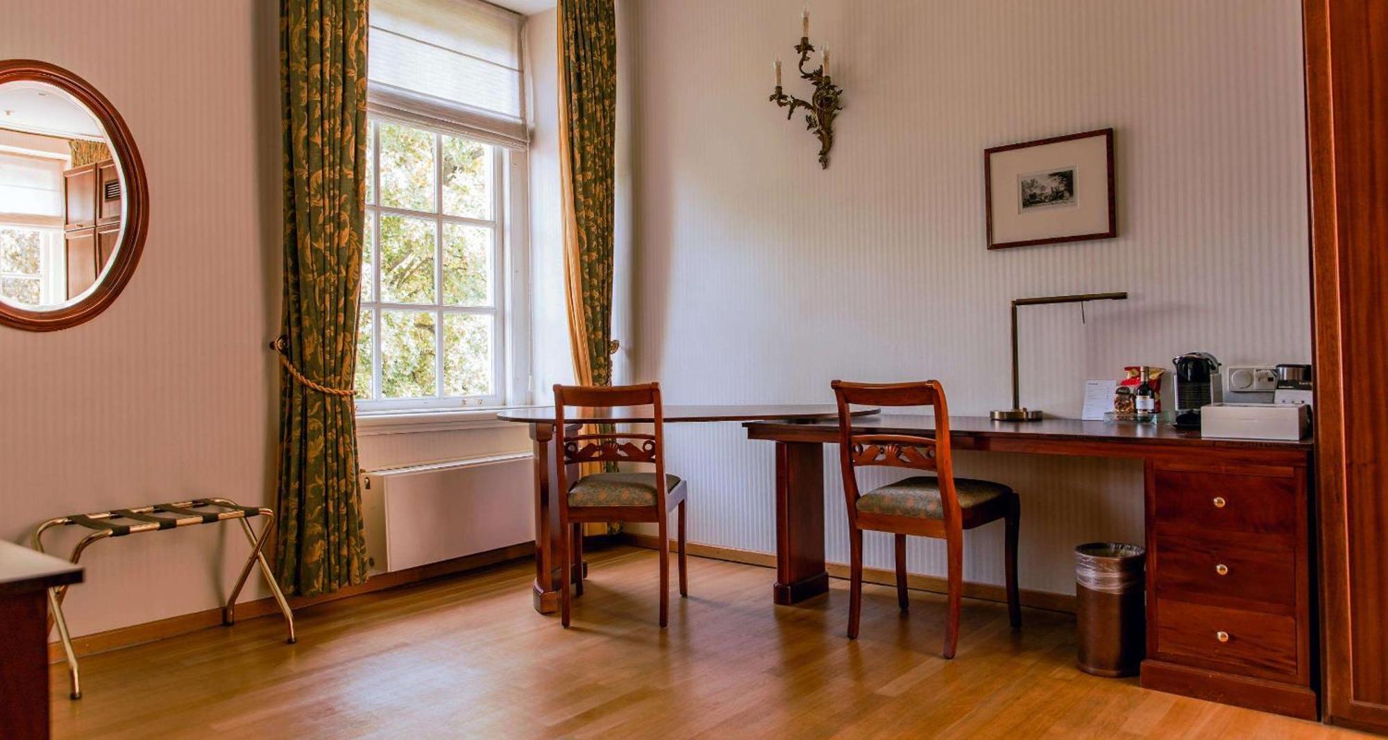 Grand Hotel Karel V Utrecht Kültér fotó The study of the President of the University of Tartu