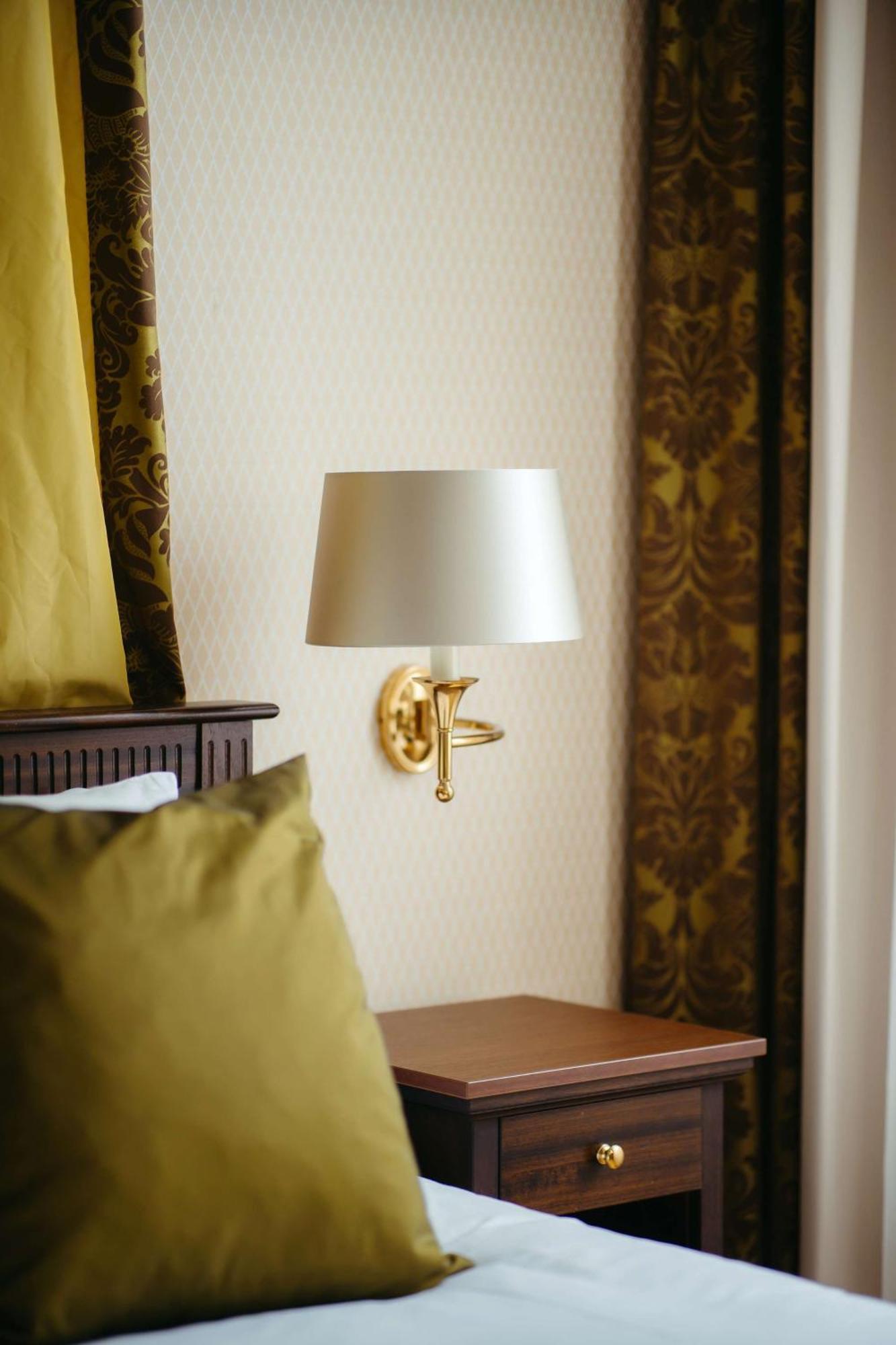Grand Hotel Karel V Utrecht Kültér fotó A wall light
