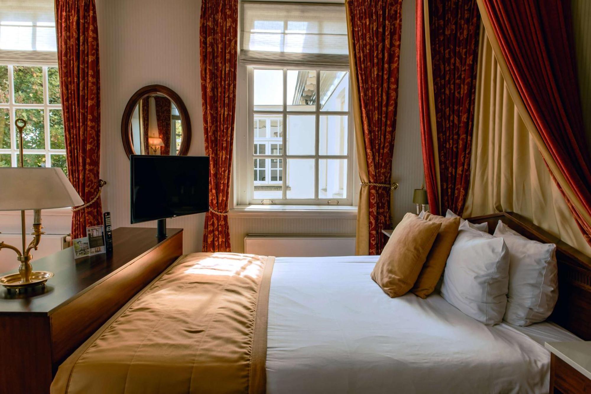 Grand Hotel Karel V Utrecht Kültér fotó A bedroom at the hotel