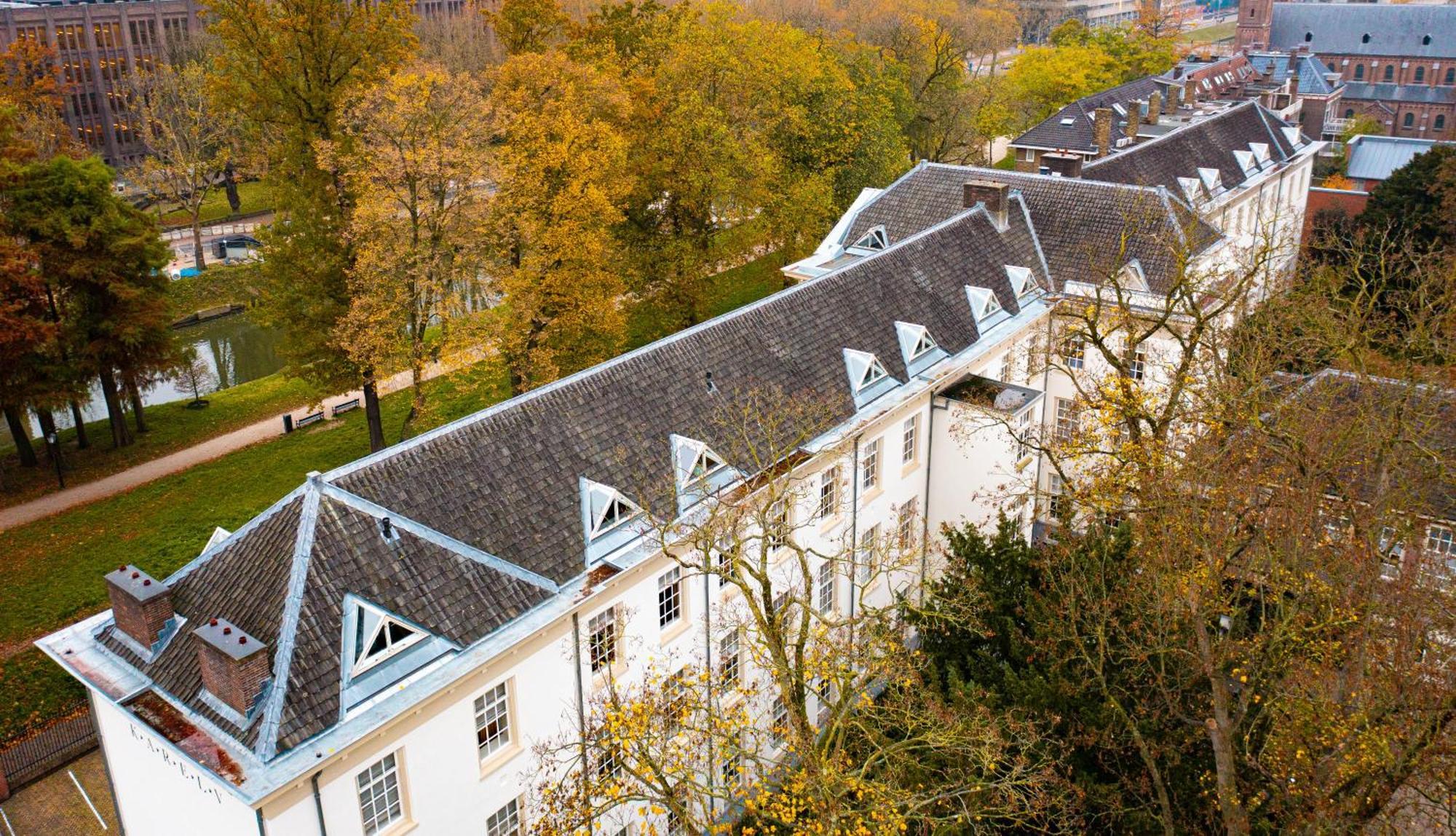 Grand Hotel Karel V Utrecht Kültér fotó The roof of the main building